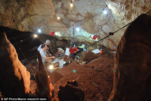 ��ѧ������ɫ�з���һ55000��ǰ������ͷ�ǹǻ�ʯ���о���Ա��Ϊ�����������ʷ��һ���ش��֣�֤����������Դ�ڷ��ޡ�