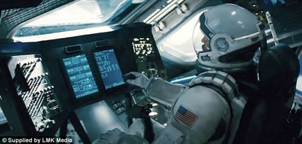 热门科幻大片《星际穿越》剧照,片中的宇航员试图找到另一颗适居行星。宇宙浩瀚无边,从地球发出的光线需要大约8分钟才能抵达太阳,抵达距太阳最近的恒星需要3年,抵达银