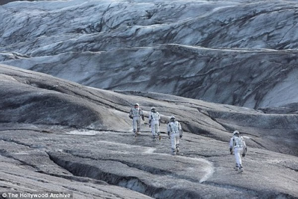 热门科幻大片《星际穿越》剧照，片中的宇航员试图找到另一颗适居行星。尽管当前存在这样和那样的问题，地球仍旧是迄今为止我们能够在银河系找到的最适于人类生存的行星
