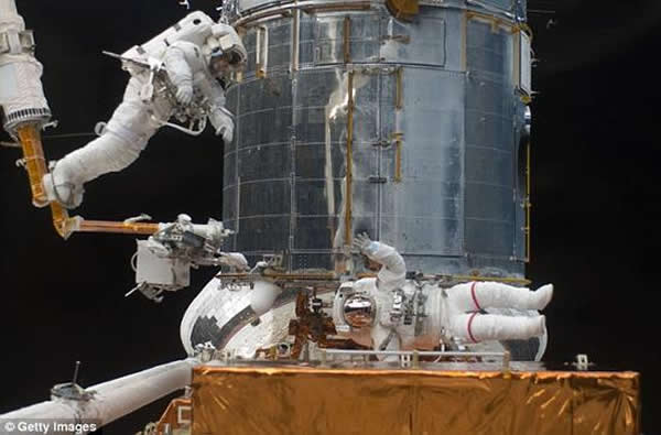 2009��5��16�գ�STS-125������ר�Ұ���³-��˹�ض�Ʈ���ڹ���̫����Զ����������������Զ����Ŀ�����߰�����-����˹��ʾ������ͳ��Զ�����ö�鷴�侵����