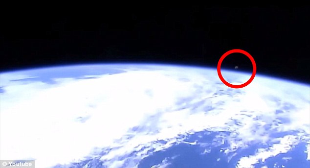 美国宇航局发布的国际空间站视频中出现了一个神秘的物体，大约在NASA直播频道播放开始15秒后出现，然后视频就被切换了。