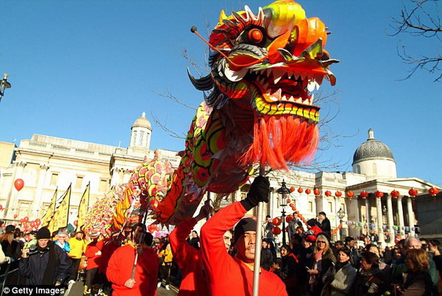 中国传统文化中的龙造型是身体蜿蜒前行,在传统节日和庆祝活动中会有舞龙节目,中国龙像綦江龙一样,也拥有长长的脖颈。