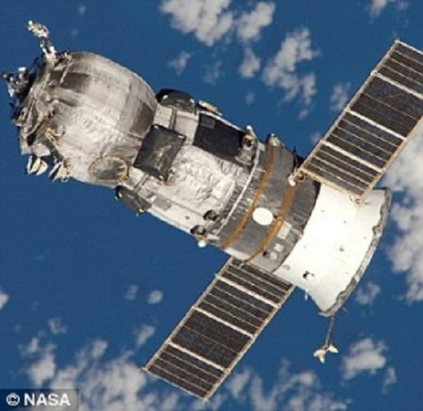 ͨ��������䣬�ռ�վ���ڹ���ϼ��ٲ�����΢���������߶ȡ�������Σ�������־������ռ�վ�ĸ߶Ƚ���1���Ϊ��ʵ����һĿ�꣬ATV�����䷽�������ռ�վ�Ĺ��