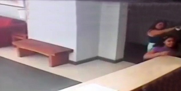 当时卡拉斯科(后)与另一名女子边走边谈天