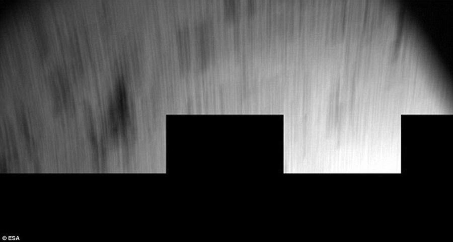 这张模糊照片是“菲莱”探测器从空中分离降落时拍摄的，该探测器与“罗塞塔号”分离时的高度距离彗星表面1公里，最后失联时的高度为20米。