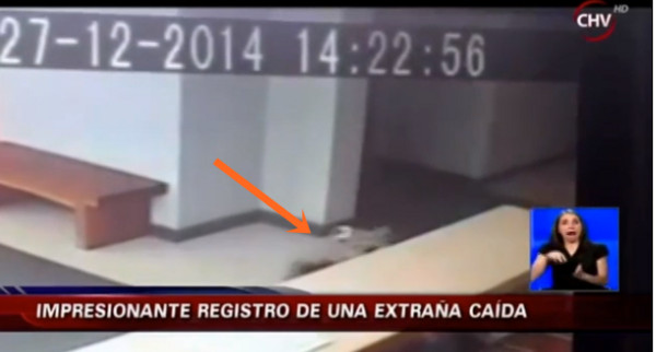 捕获鬼手?被推倒智利女惊呼:有两只手推我。