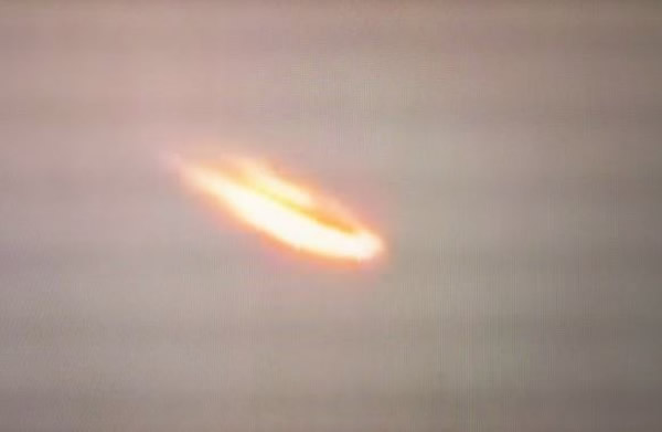 史上最佳飞碟影片?南美洲天空出现一个燃烧火球飘浮