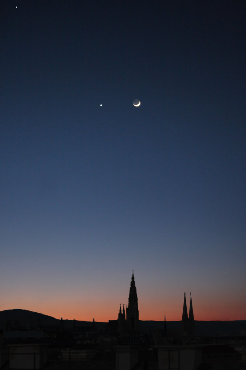 2012年2月25日拍摄的木星、金星、水星(右下角)与月球