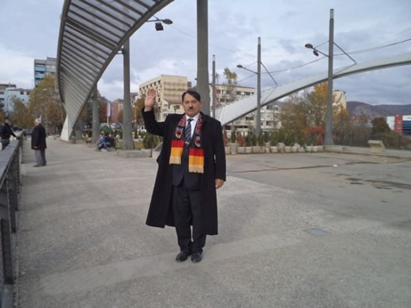 科索沃男子因太像纳粹头目阿道夫•希特勒大发横财