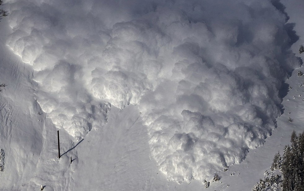 瑞士积雪研究所的科学家日前利用炸药在瑞士西昂附近制造大规模雪崩,以便研究和预测雪崩事件。