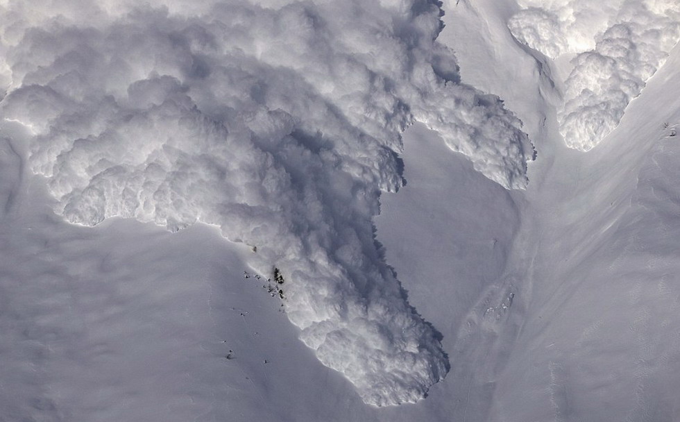 照片显示,积雪以时速80公里的速度狂泻而下,而科学家们就在附近的掩体中观察。