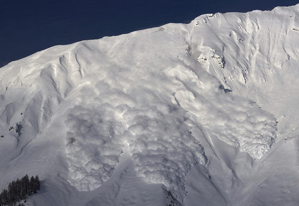 最常见和最致命的雪崩被称为“板状雪崩”,即大量积雪崩泻。