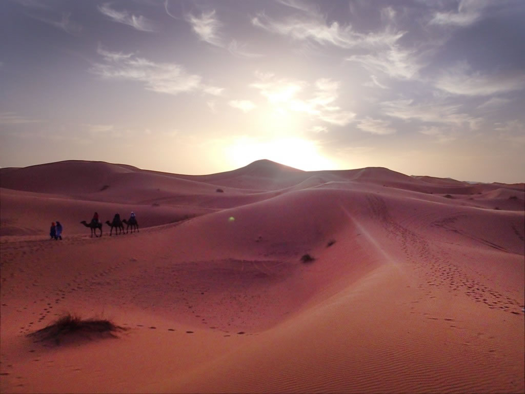 λ�ڷ��޴�½�����˵�Ħ��磬���߽��ٴ����󣬱������ֱ�����Ӻ�Ͽ��������������������Զ��������ɳĮ���ϲ��İ�����˹ɽ�������ɳĮ��Ϯ�����ˣ��ô˵�ӵ�з����ټ���