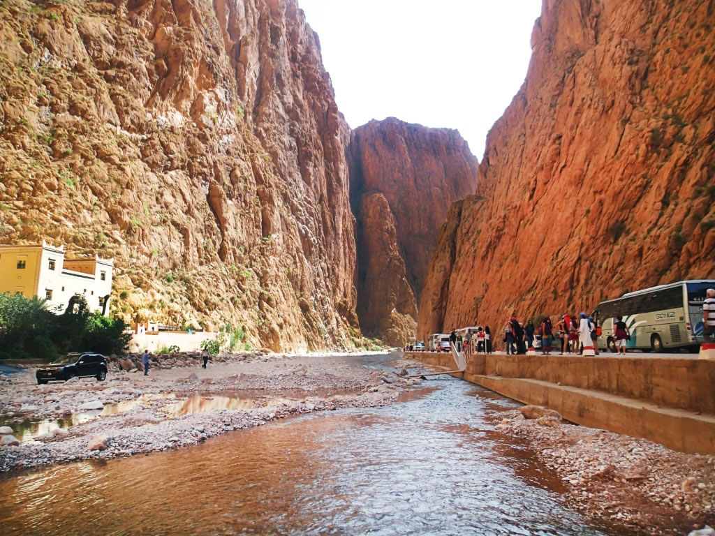 ͼ�Ӻ�ǧ�������д�������˹ɽ�����γ��˽��յ�ͼ��Ͽ�ȣ��峺Ϫˮ����ɽ�ȣ������ұڸ������죬׳��������������������Ͽ�ȡ���ԽϿ�Ƚ�����������ɳĮ������ԭʼ������ò