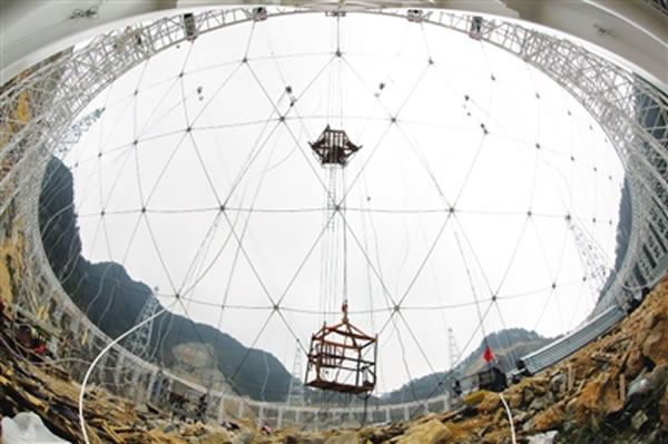 贵州平塘的500米口径球面射电望远镜(FAST)安装最后一根钢索