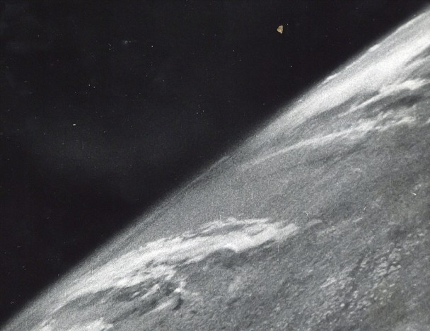 第一张由太空拍下的地球照