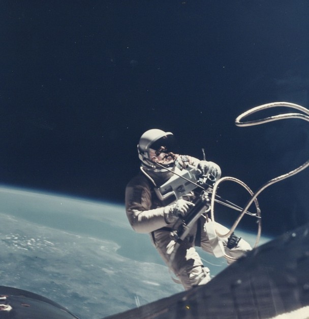 美国太空人首次太空漫步