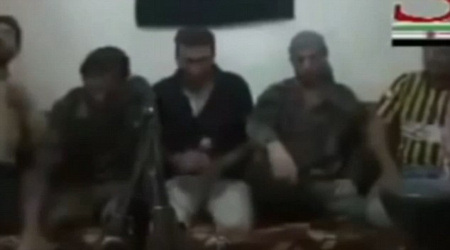 上载片段的网民嘲笑IS分子很笨,经常出洋相。