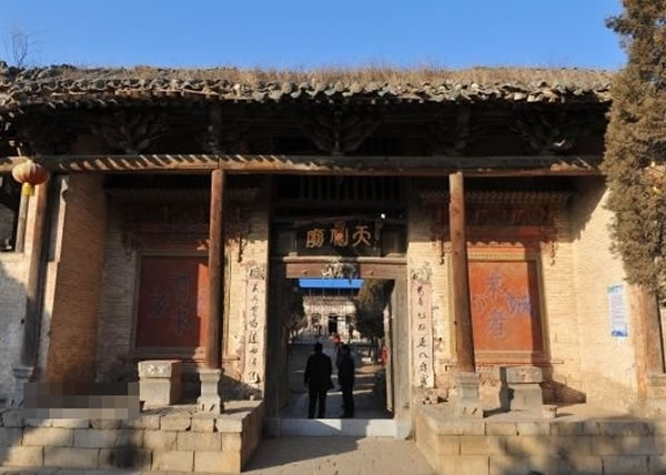 ��������ǰ���ҶԳƵ�һ���������ʯʨ����ȥ�걻�������������䲻����