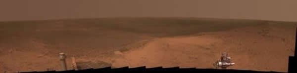 图为机遇号拍摄的奋进号陨石坑边缘。“机遇号”的一项主要使命就是对火星上的岩石和土壤进行分析，以判断火星上是否有过液态水的存在。