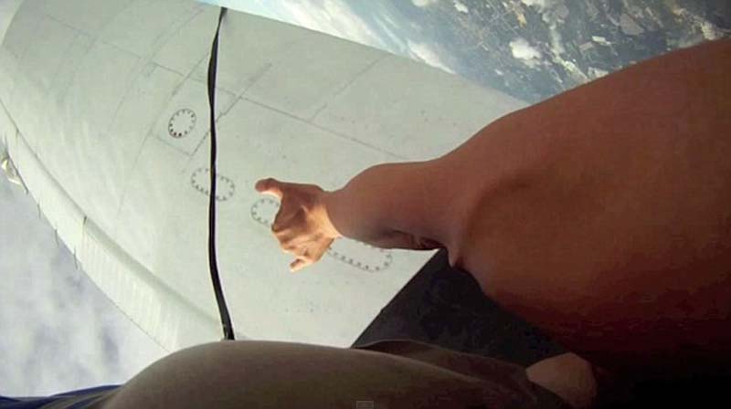 普曼的降落伞挂在了机翼上。