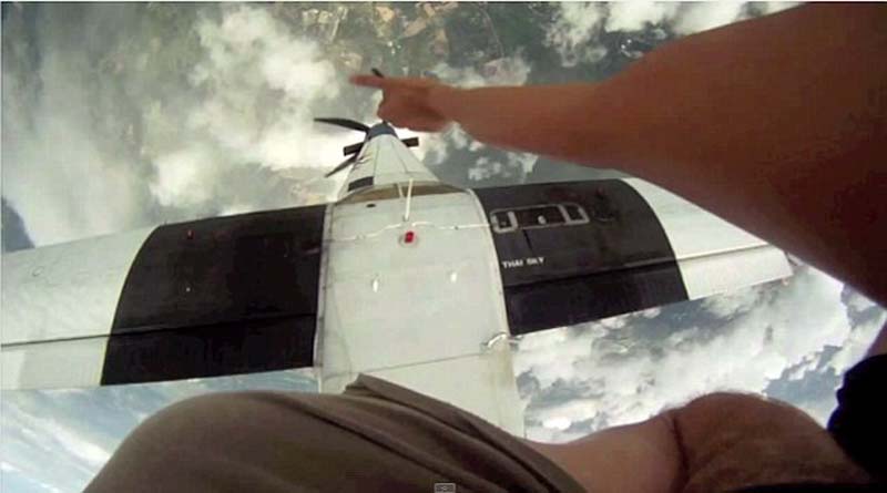 所幸两人身体未与飞机相撞。