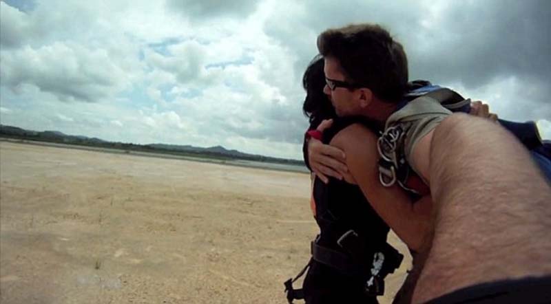 两人最终逃过一劫,安全着陆。