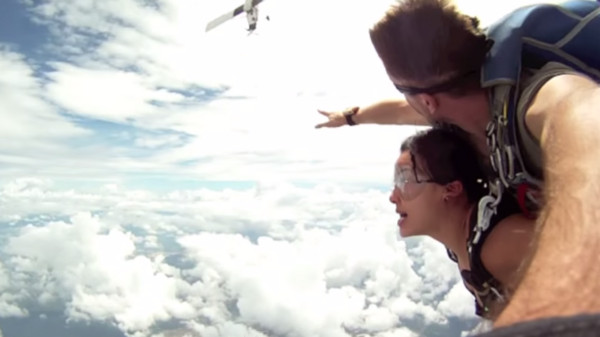 跳伞员惊险与飞机「擦肩而过」,机翼还缠上跳伞装备。