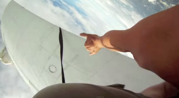 两人跳伞后不久,飞机马上折返却离他们越来越近,机翼甚至缠上跳伞装备。