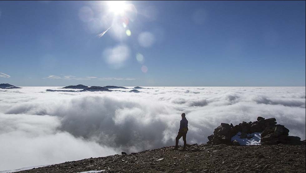 “逆温”现象创造出蓬松的白色云海效果