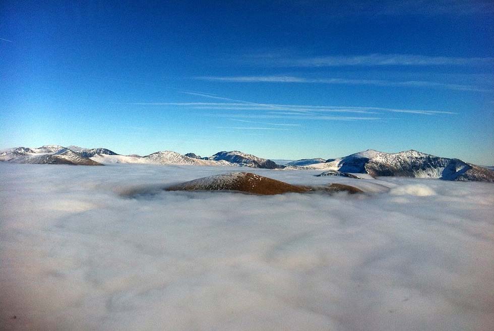 斯诺登山顶部的温度为12摄氏度,而山脚处的温度仅为4摄氏度。