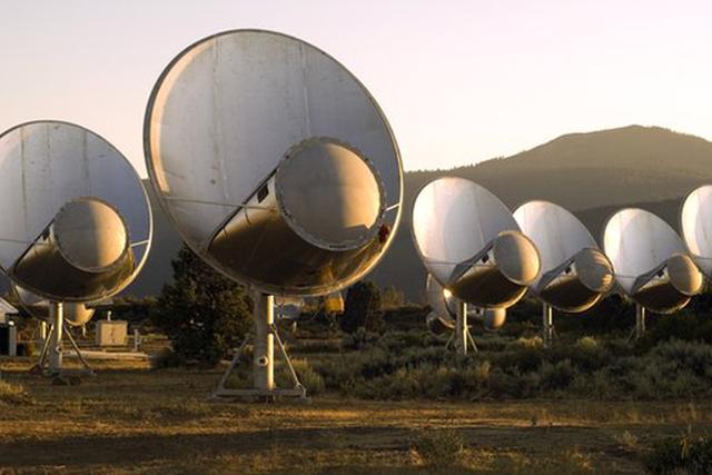 科幻小说作家大卫•布林认为如果我们发现了另一个文明的信号,那就说明它们的星球可能适宜人类居住。