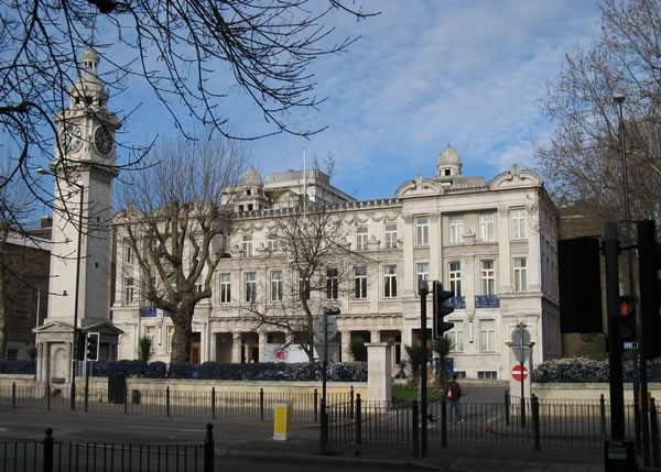 英国伦敦大学玛丽皇后学院(图)专家称,改个以A至M开头的网名。