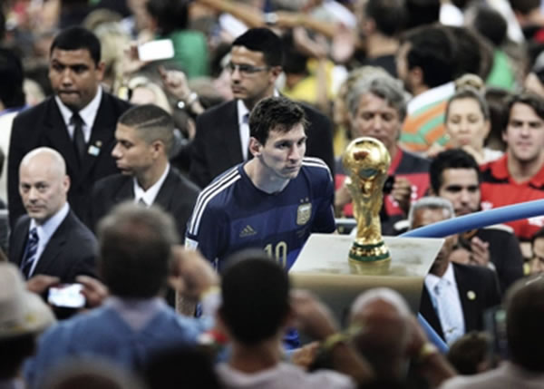 大陆摄影记者鲍泰良的作品《决赛》,反映出梅西失落世界杯的唏嘘。