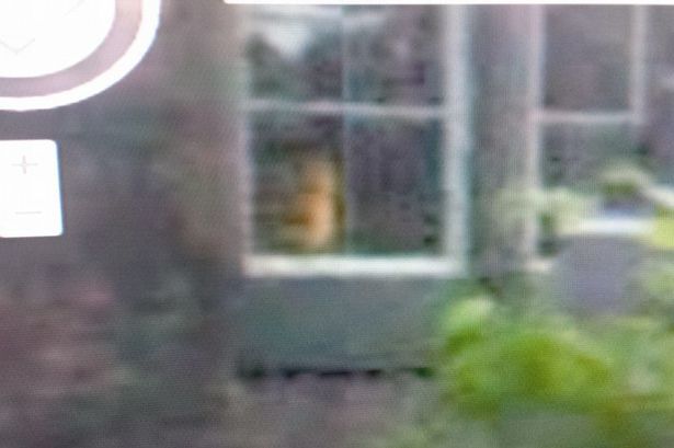Google街景拍到英国废弃孤儿院窗户上出现“哭泣小女孩”的灵异影像