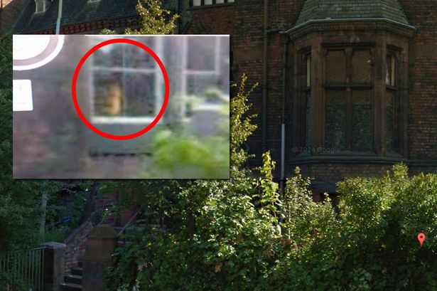 Google街景拍到英国废弃孤儿院窗户上出现“哭泣小女孩”的灵异影像