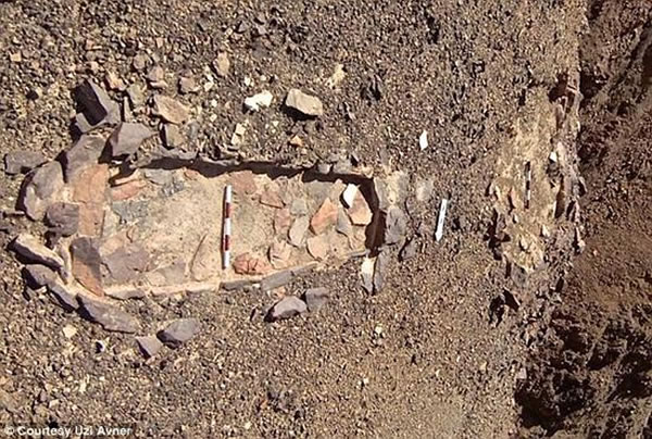 一个瘦长结构指向石圈。