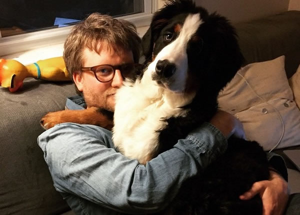 奎因的主人(左)经常在社交网站上载它的生活照片。