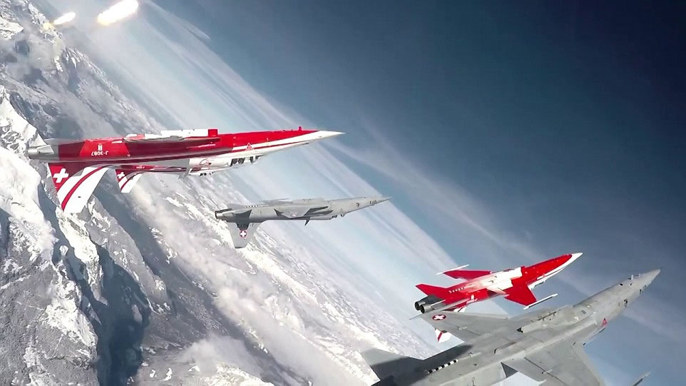 �հ�A320�ͻ���F-5Eս����ɶ���