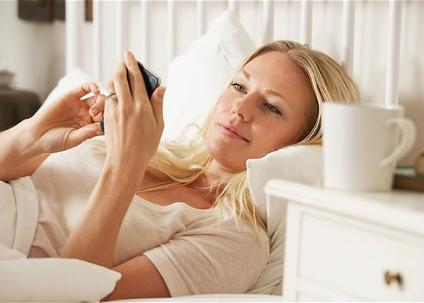 研究发现机不离手,容易造成情绪不稳。