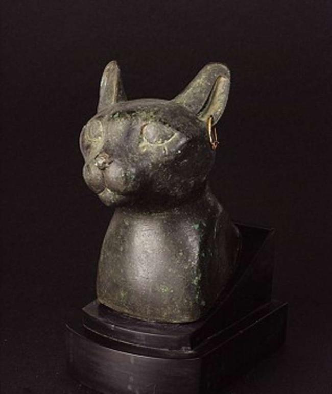英国老太太家一个古埃及猫头铜雕像险些被当成廉价复制品扔进垃圾桶