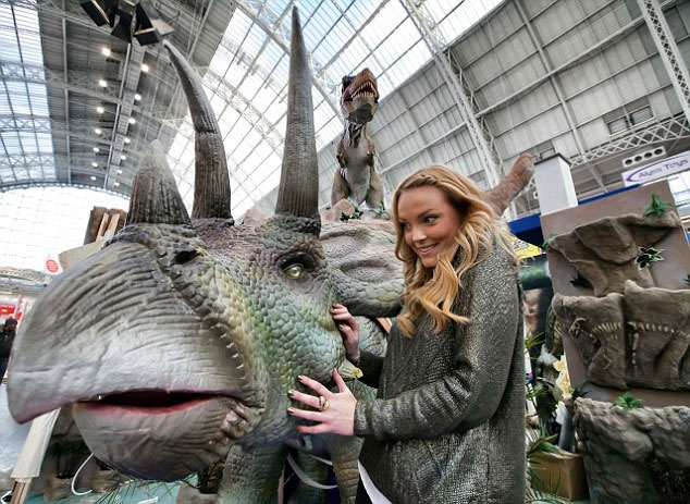 恐龙随生物进化,体形亦有变大。图为恐龙模型。