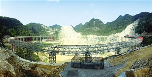 位于贵州省黔南州平塘县克度镇金科村的500米口径球面射电望远镜全景。FAST工程办公室提供