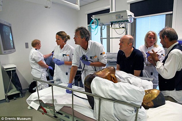 千年佛像中发现藏有宋朝高僧的木乃伊 肉身菩萨腹中有中文字条