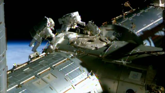 国际空间站宇航员完成太空行走后发现太空服头盔里有少量水