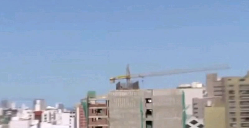 秘鲁电视台在首都利马拍摄到天空有紫色碟状UFO盘旋