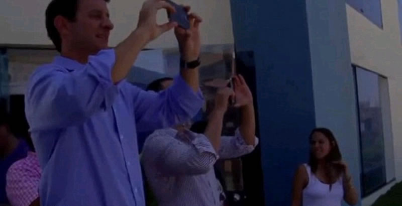 秘鲁电视台在首都利马拍摄到天空有紫色碟状UFO盘旋