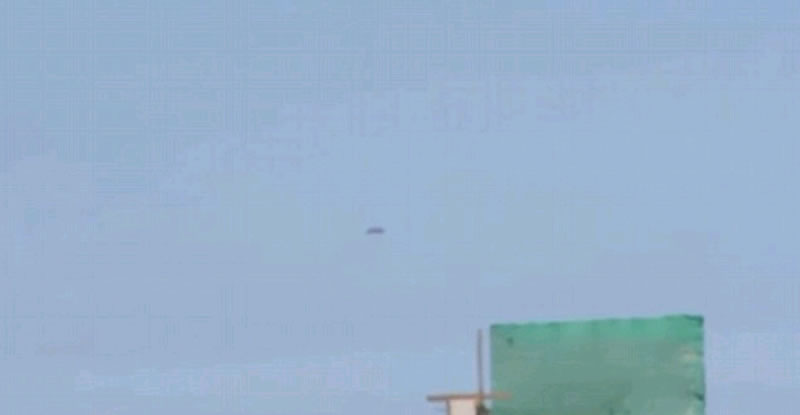 秘鲁电视台在首都利马拍摄到天空有紫色碟状UFO盘旋