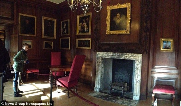 英国汉普顿宫又传出闹鬼事件:游客拍到清晰女鬼画面