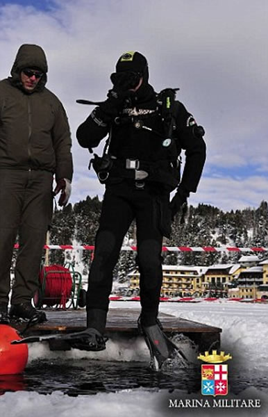 国防部称用英文只想吸引年轻人加入海军。图为意军蛙人。